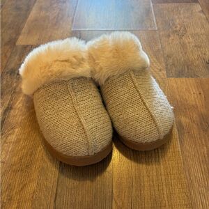 Woodstock Women’s Fuzzy Slippers